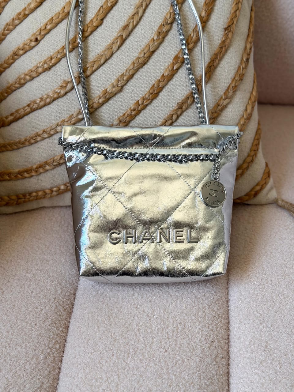Chanel 22 Bag Vibrant Burgundy Shiny Calfskin Leather - Image 4
