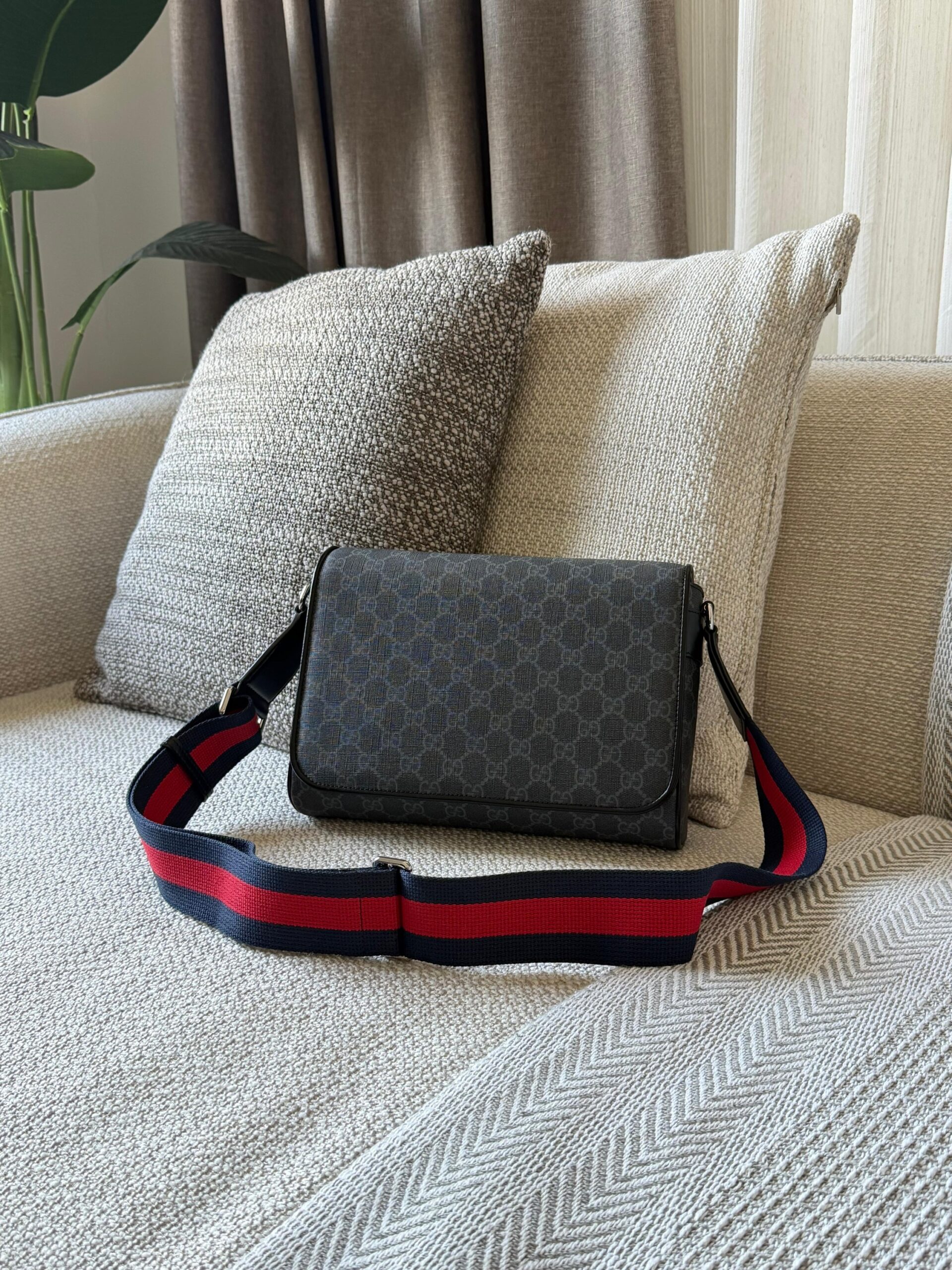 Gucci GG Black Medium Crossbody Bag - Image 4