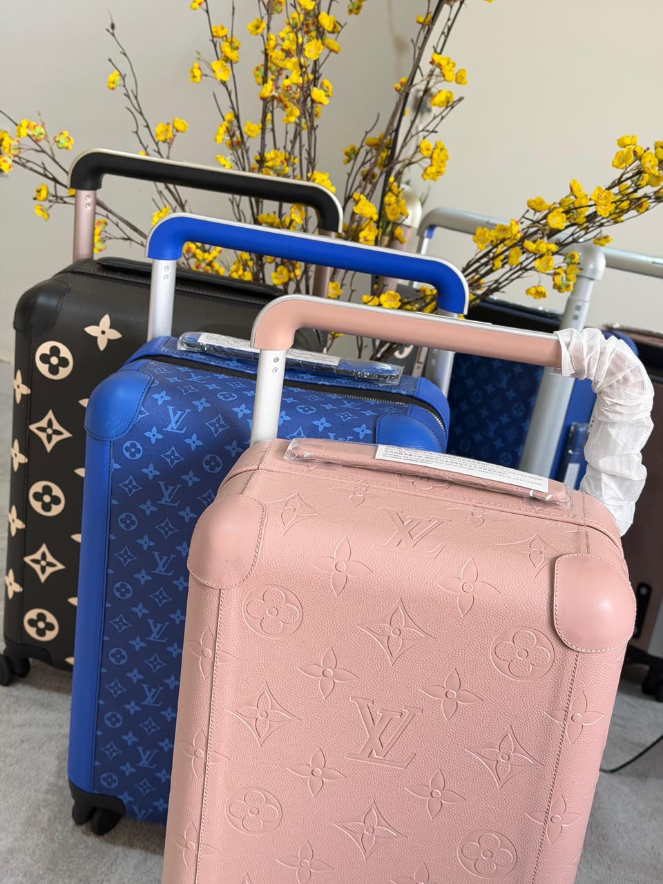 Louis Vuitton Horizon 55 Suitcase - Image 3