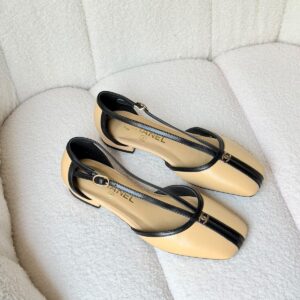 Jane Pumps Featuring A Square Toe And T-Strap