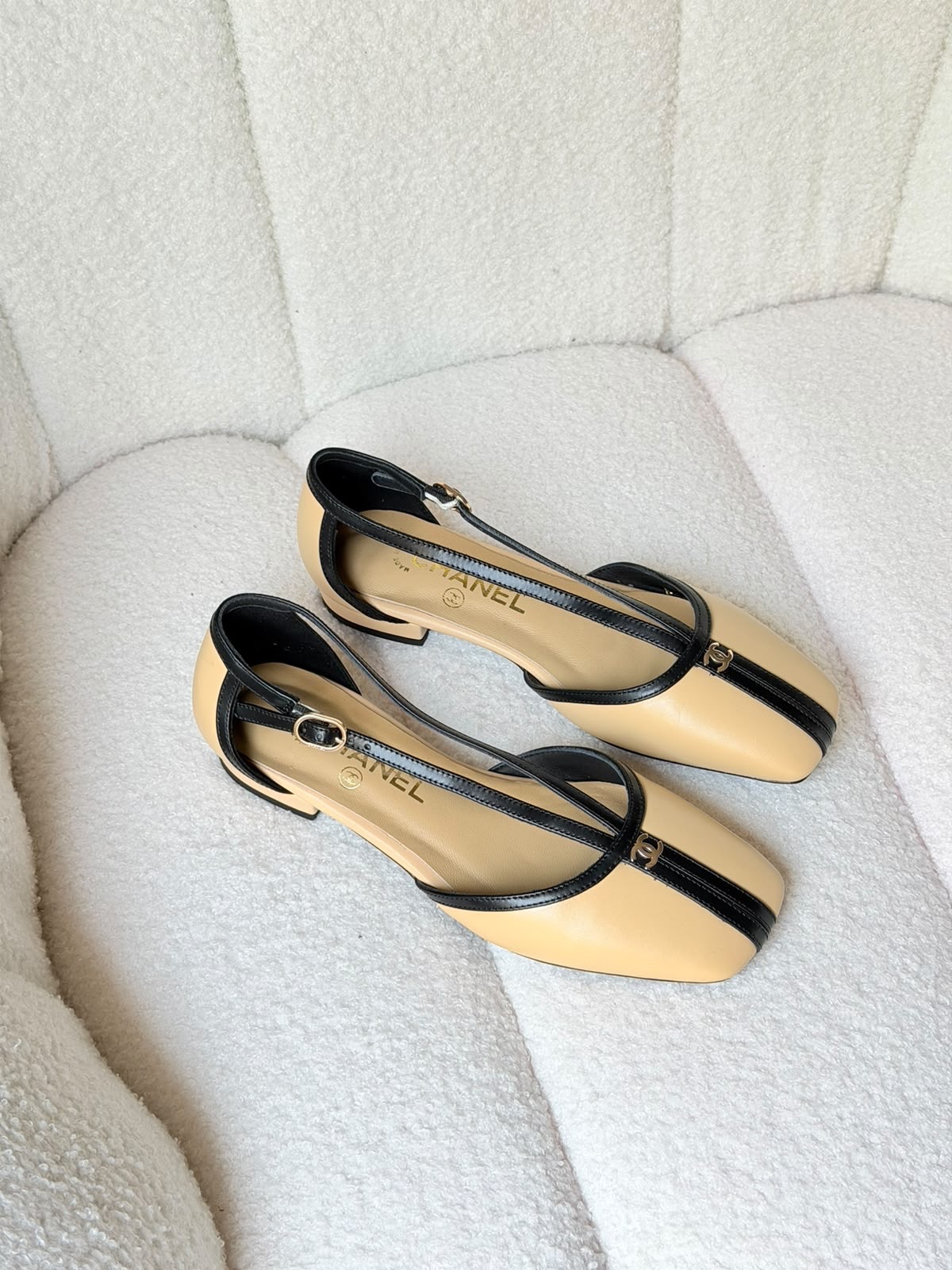 Jane Pumps Featuring A Square Toe And T-Strap