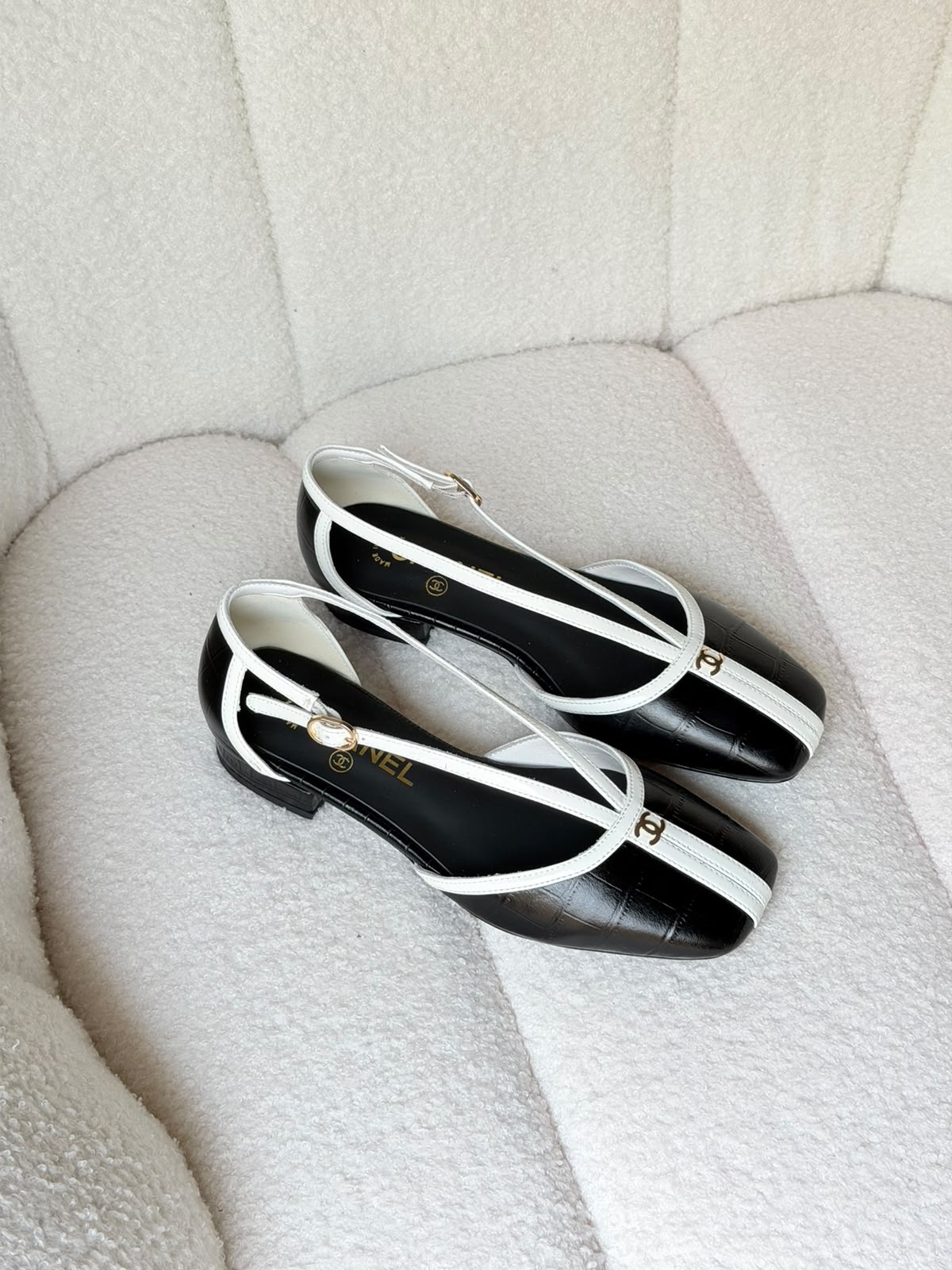 Jane Pumps Featuring A Square Toe And T-Strap - Image 5