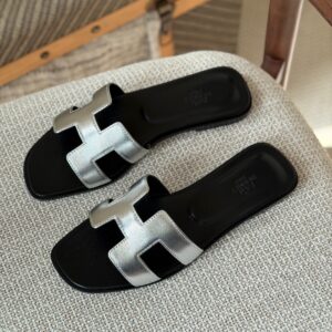 Hermès Oran Sandals In Metallic Silver Goatskin