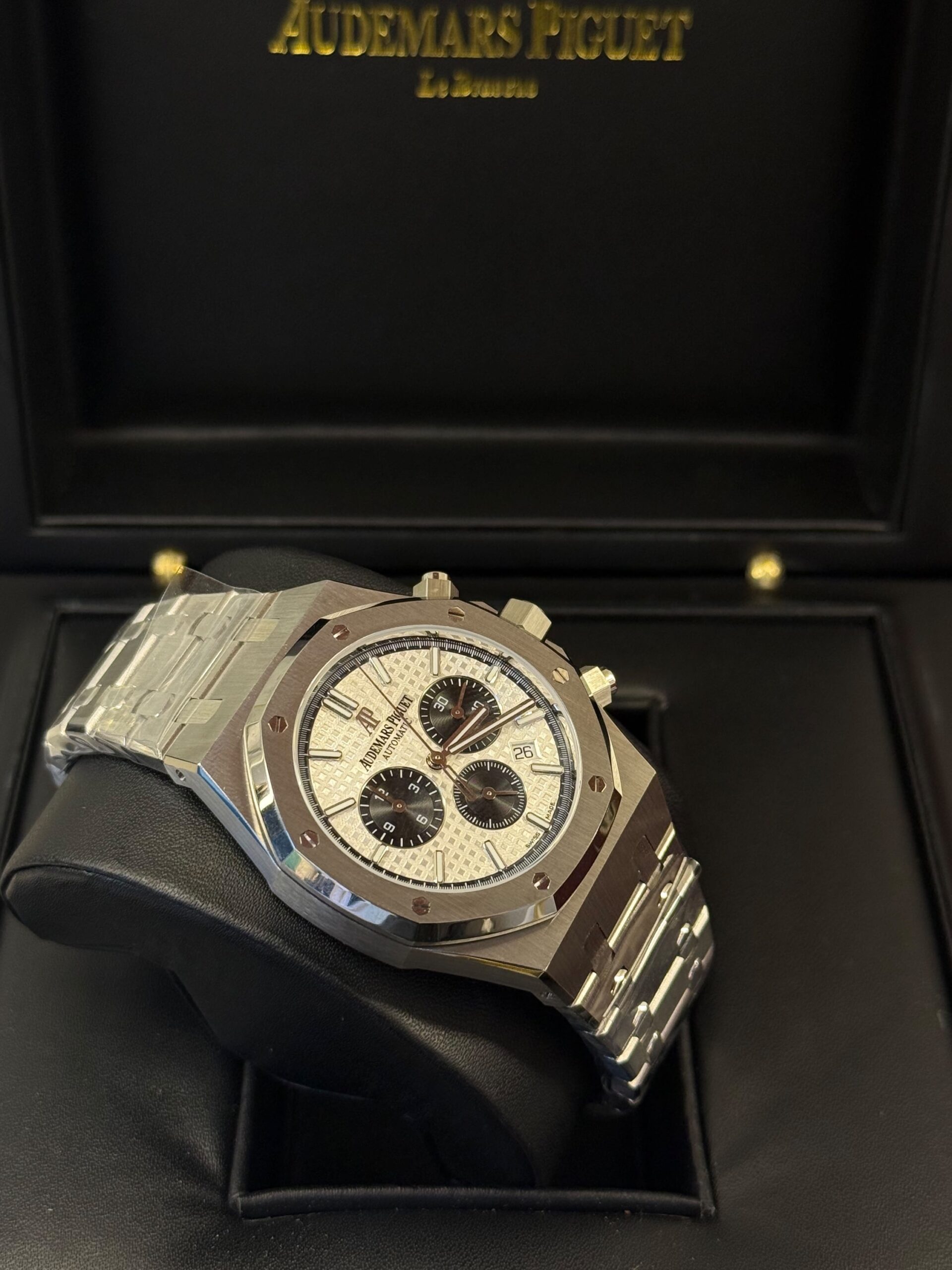 Audemars Piguet Royal Oak Chronograph 26331ST Is Characterized - Image 4