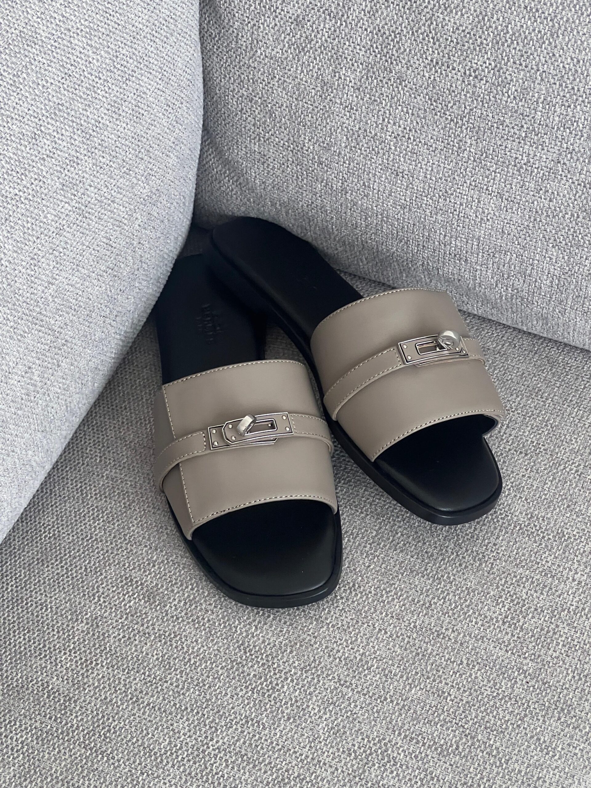 Hermès Giulia Sandals Palladium-Plated Kelly Buckle - Image 2