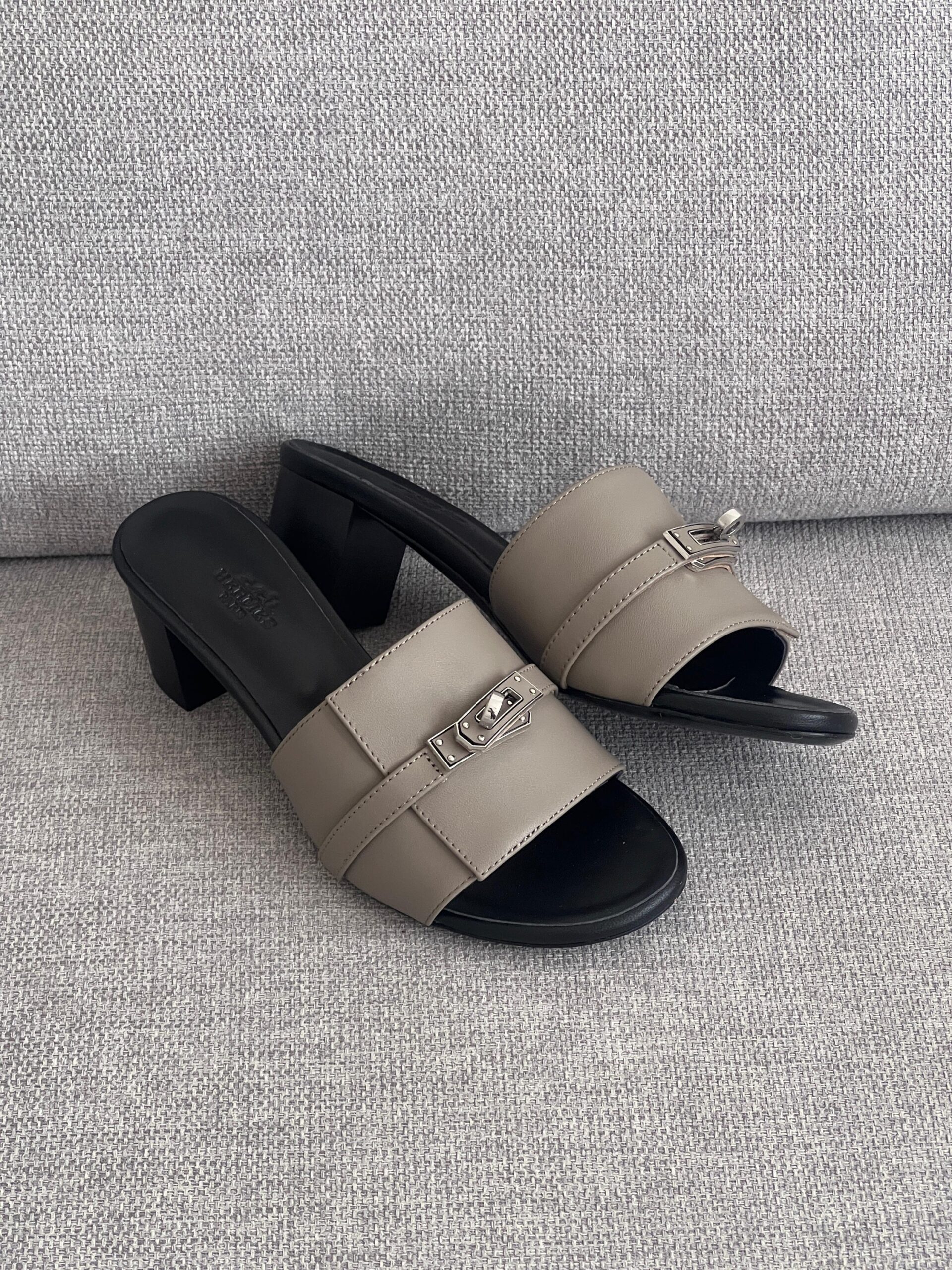 Hermès Giulia Sandals Palladium-Plated Kelly Buckle - Image 4