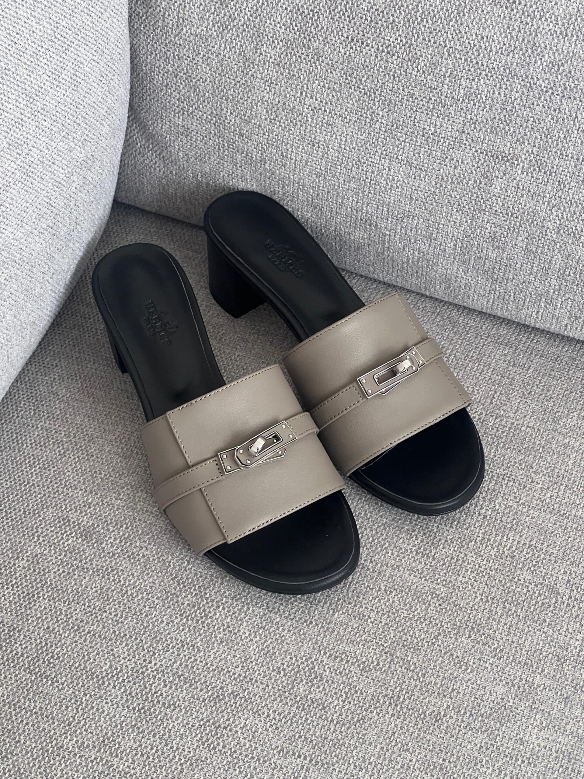Hermès Giulia Sandals Palladium-Plated Kelly Buckle - Image 3