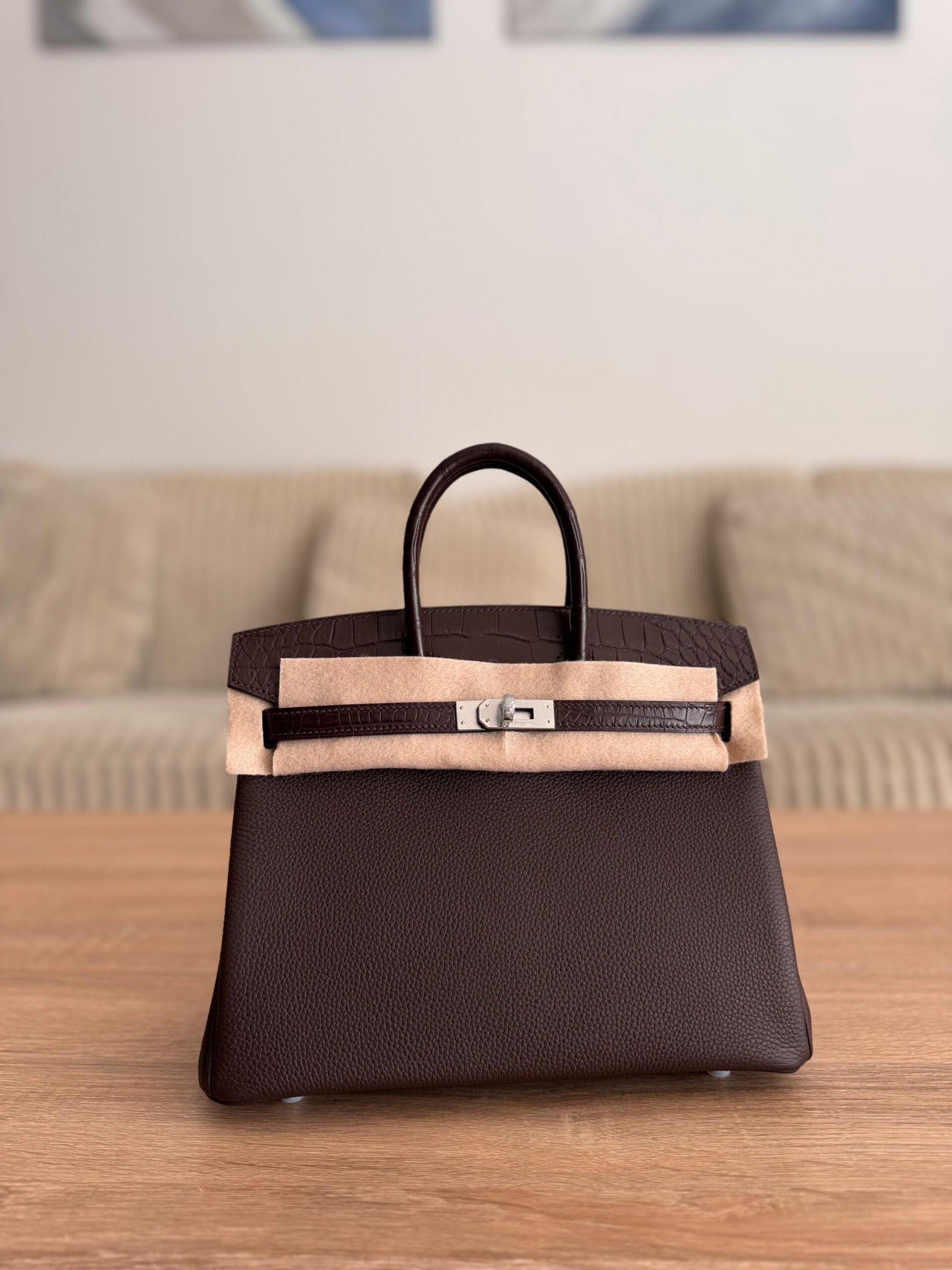 Hermès Birkin 25 in Togo Leather Featuring Distinctive Matte Alligator Touch Handles And Flaps - Image 5